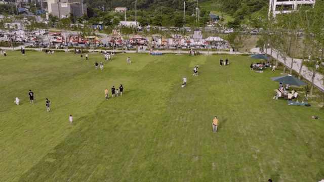 사람들과 푸드트럭이 있는 공원