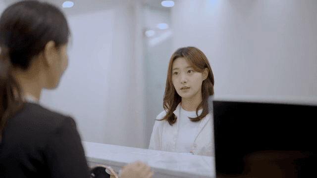 프론트 데스크에서 접수하는 손님