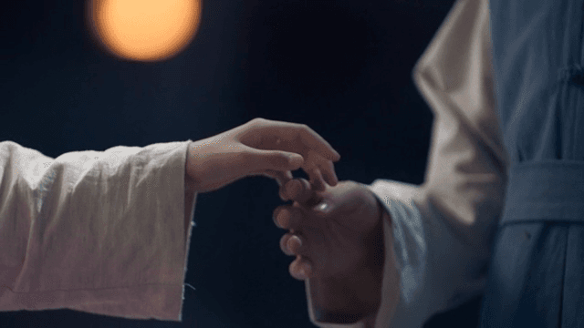 두 사람이 손을 부드럽게 잡고 있음