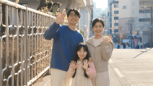 화창한 거리에서 미소 짓는 가족