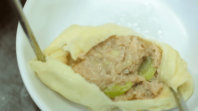 흰 접시에 담긴 찐만두