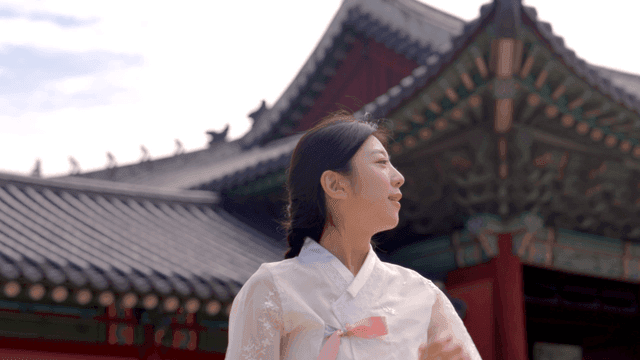 전통 궁궐에서 한복을 입은 여성