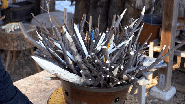 돌아가는 날카로운 나무 연필 막대기 공예품