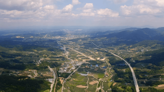 도로가 있는 시골 풍경의 광활한 전망