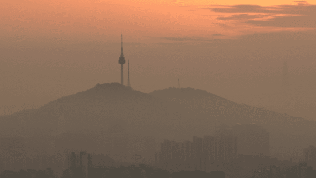 일몰에 타워가 있는 도시 스카이라인