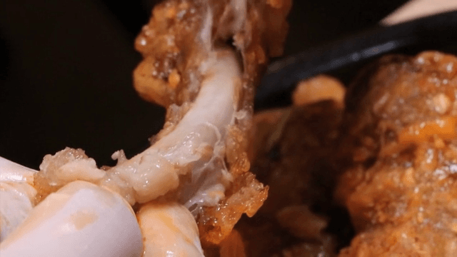 등갈비 튀김의 살을 바르는 모습