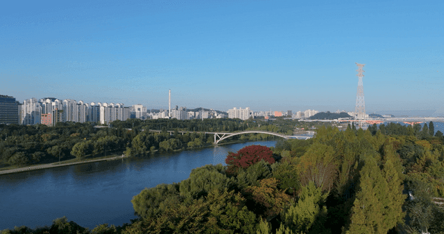 강과 다리가 있는 도시 풍경