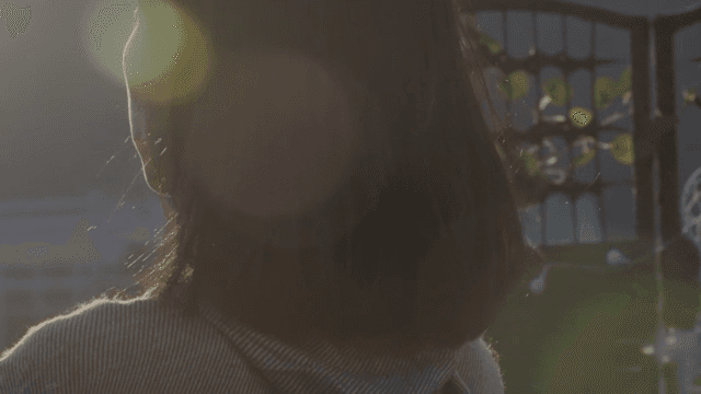 햇빛 속에 서 있는 여성