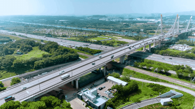 주변 녹지가 있는 고속도로 다리