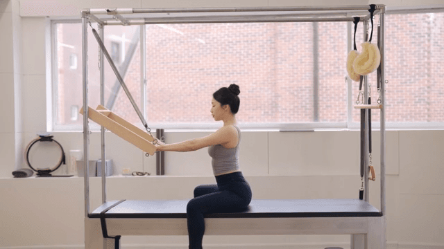 캐딜락에서 운동하는 여성