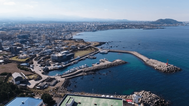 항구와 건물이 있는 해안 도시