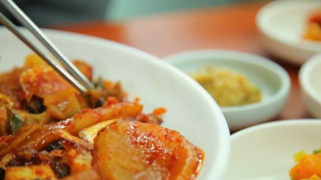 무와 채소가 들어간 매운 생선 조림