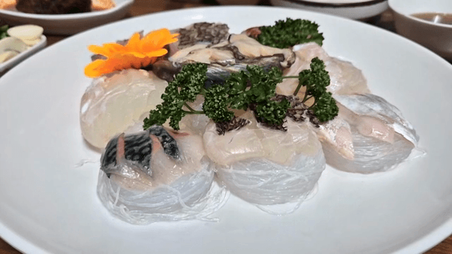 신선한 회와 장식이 있는 접시