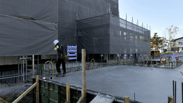 건설 현장을 점검하는 작업자