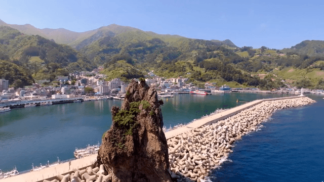 바위가 있는 해안 마을