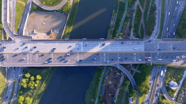 강 위의 바쁜 고속도로와 자동차들