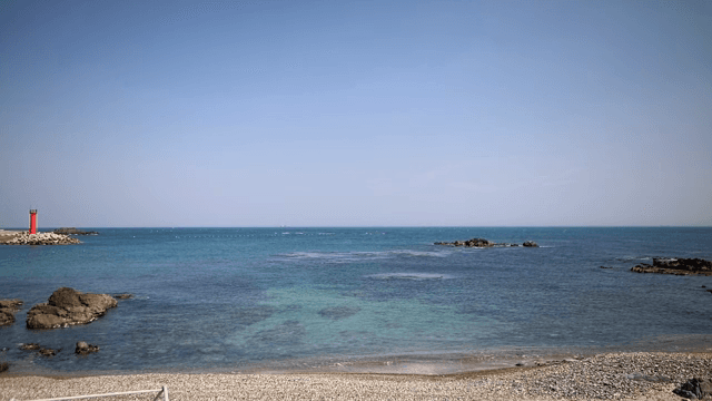 빨간 등대가 있는 고요한 해변