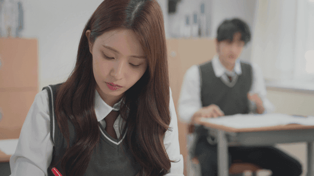 시험 중 집중해서 문제를 푸는 학생들