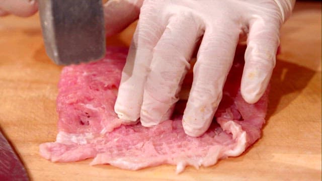 도마 위에서 망치로 고기를 부드럽게 하기