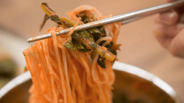 야채가 곁들여진 매콤한 비빔국수