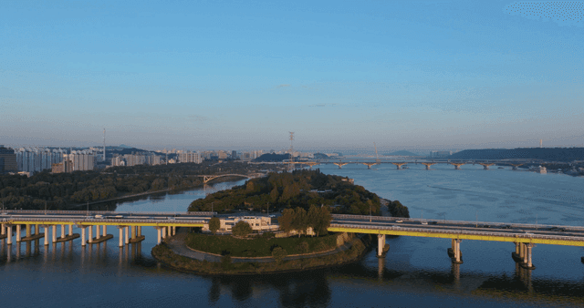 강과 다리가 있는 도시 풍경