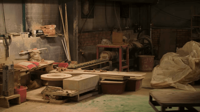 큰 항아리가 있는 전통 도자기 공방