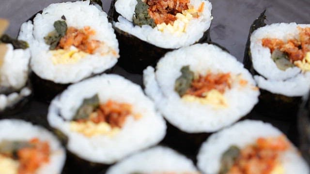 건새우와 갓이 들어간 먹음직스러운 김밥