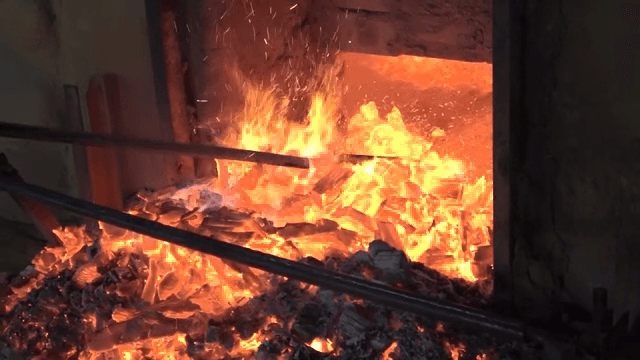 불꽃이 튀는 화로 속 강렬한 불길