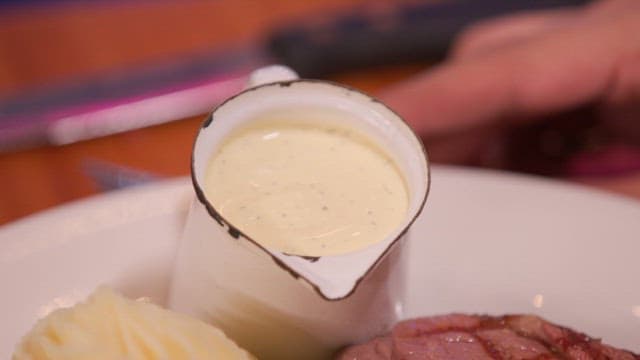 스테이크, 으깬 감자, 소스가 있는 접시