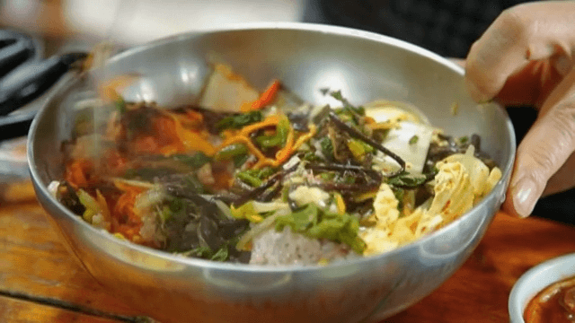 양푼에서 비비는 비빔밥