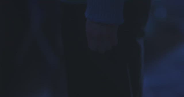 밤거리에 주먹을 쥐고 서 있는 남성