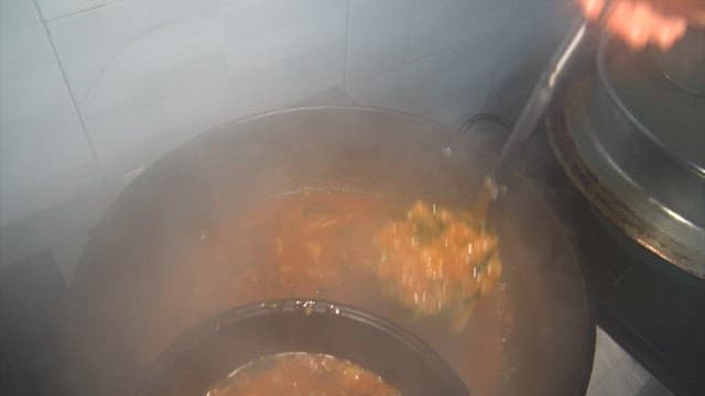 뚝배기에 담기는 뜨거운 어죽