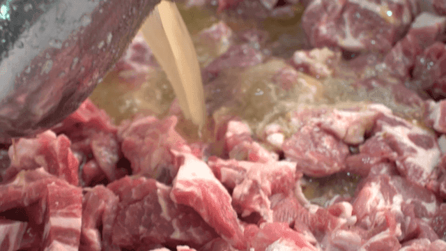 갈비양념이 부어지는 생돼지고기