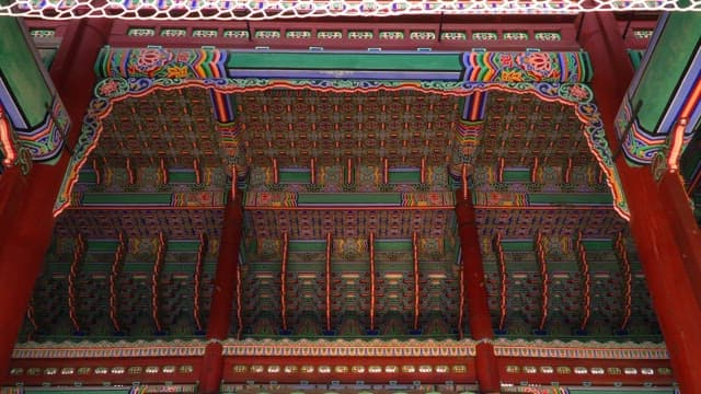 화려한 장식이 있는 한국 전통 궁전 경복궁 근정전 내부