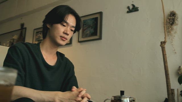 아늑한 카페에서 차를 즐기는 남자