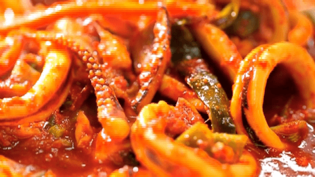 접시에 담긴 매운 오징어 볶음