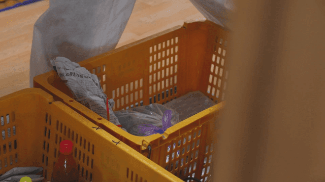 노란색 바구니에 식료품을 담는 사람