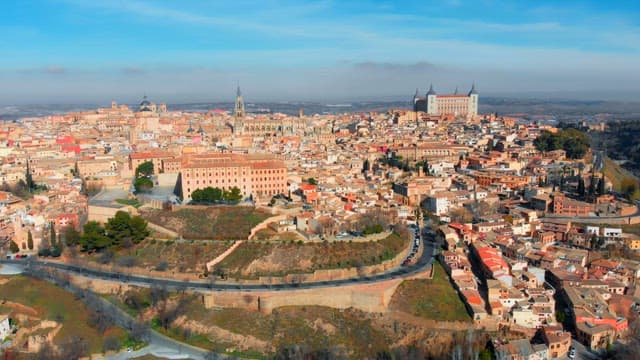 광범위한 건축물이 있는 톨레도