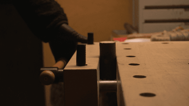 작업대에서 도구를 사용한 목공 작업