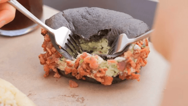 포크로 속을 채운 베이글 자르기