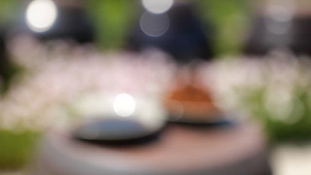 밝은 야외 햇볕 아래 장독 위에 올려진 전통 발효 된장과 간장