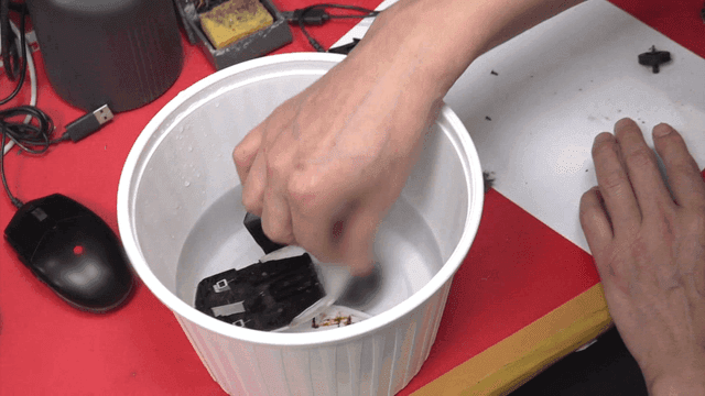 마우스를 분해해 세척액에 담그는 과정