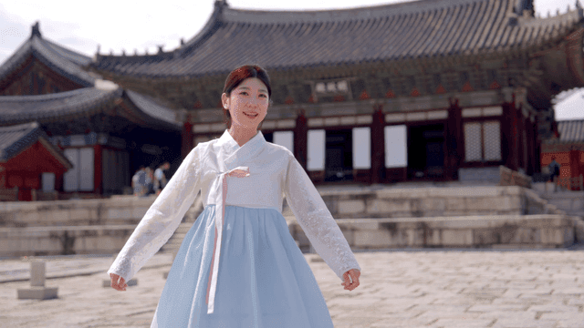 전통 궁궐에서 한복을 입은 여성