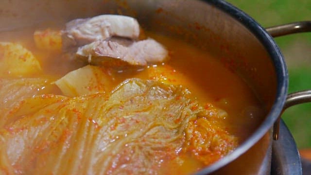 냄비에 두부와 생선을 넣은 김치찌개