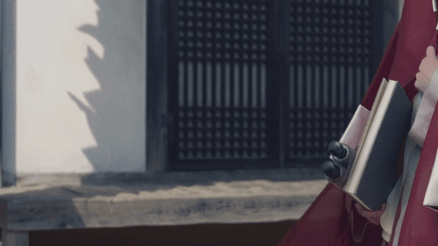 책을 든 전통 한복 차림