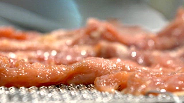 숯불 위 그릴에 양념된 돼지갈비 굽기