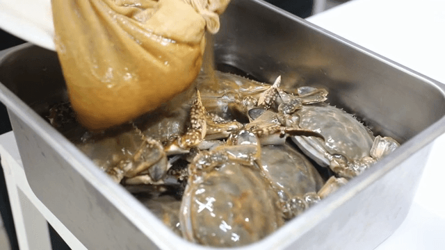 간장 게장에 간장을 붓는 장면