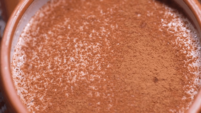 코코아가 뿌려진 크림 디저트