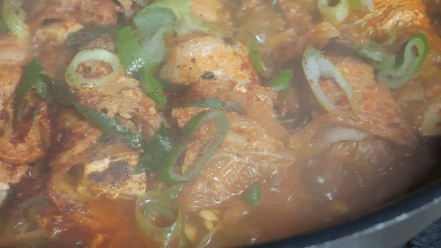 파가 올라간 김치찌개가 끓고 있는 모습