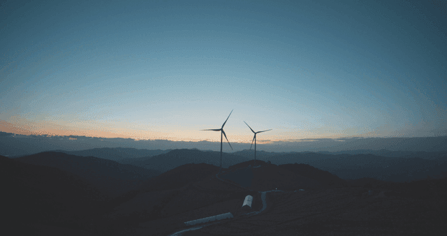 언덕 위의 일출 풍력 터빈